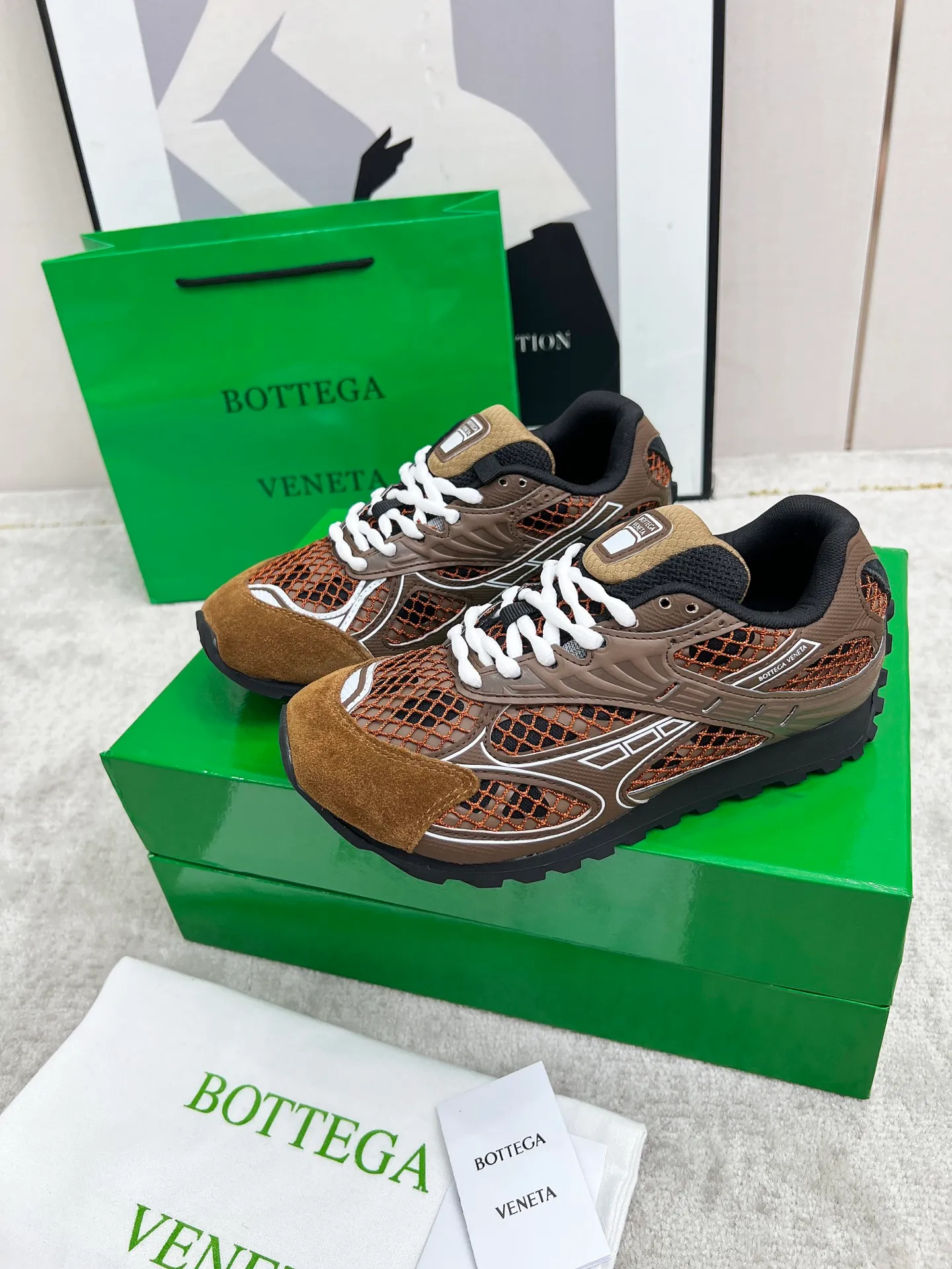 P540. Top version (couples model) Bottega Veneta Bottega Veneta 23ss autumn and winter show BV Orbit sneakers Wang Yibo's same style couples casual shoes dad shoes! Runner sneakers! Original purchase and development!  Made of original lightweight technical mesh fabric, the same as the original version! The process is complicated!  Paired with a rubber outsole designed with a geometric pattern, the high version of the Wang Zha series is actually much taller, but the legs still look slim. Very nice. Durable and playable, standard and version-matching shoe package technology, look for high-end versions. The original outsole is exclusively molded, and the color-blocked TPU outsole is used. The material and weight are the same as the original!  Size: #Female 35-41 (40 and 41 customized sizes are non-refundable) Male 39-45 (45 size customized are non-returnable and exchangeable)